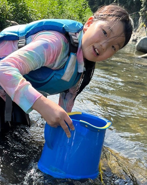 川遊びをする女児