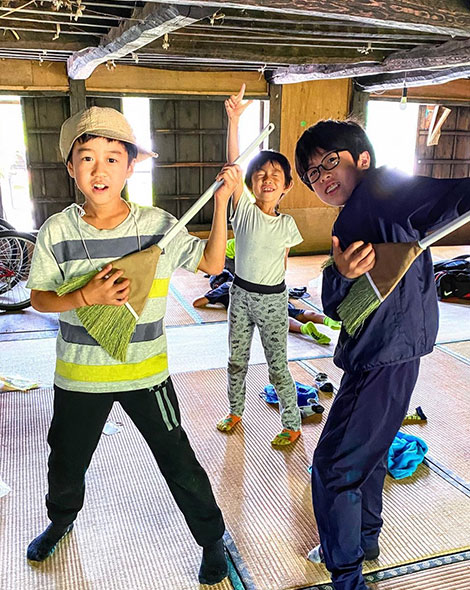 箒を楽器にする子供たち