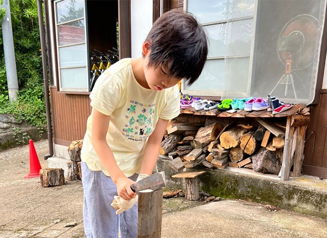 薪を割る少年
